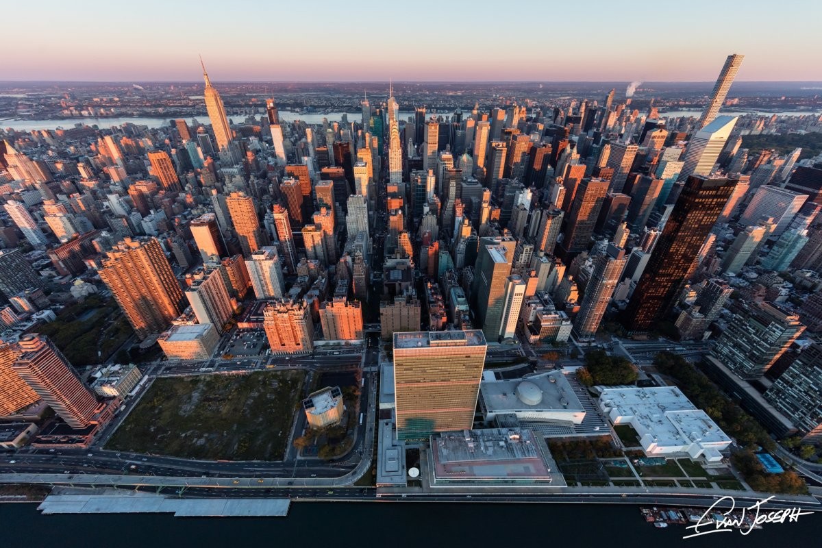 Theo như chia sẻ, tác giả Evan Joseph lấy cảm hứng từ tòa nhà One World Trade Center để thực hiện cuốn sách “New York From Above” (tạm dịch: New York nhìn từ trên xuống).